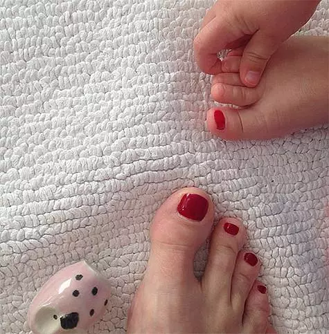 Dcera Anna Mikhalkova se již snaží udělat pedikúru. Foto: Instagram.com/anikiti4na.