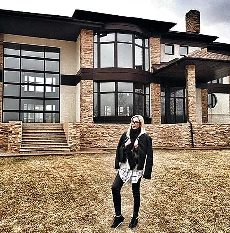 أظهر Olga Buzova بالفعل مراوح منزلهم الريفي. الصورة: Instagram.com.