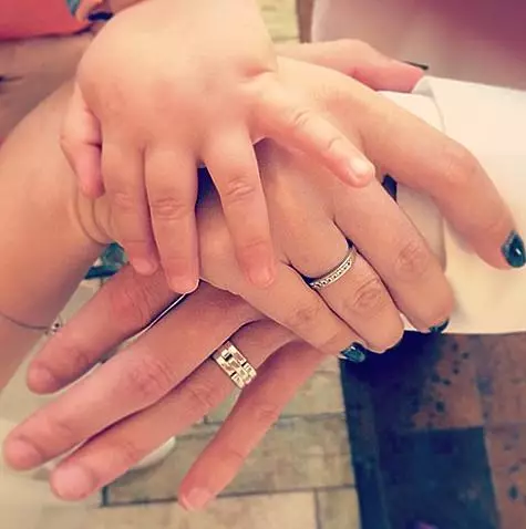 Pierwszy strzał Roberta opublikował Layisan Utyasheva, kiedy syn nadchodzi rok. To był zdjęcie rąk całej rodziny. Zdjęcie: Instagram.com.