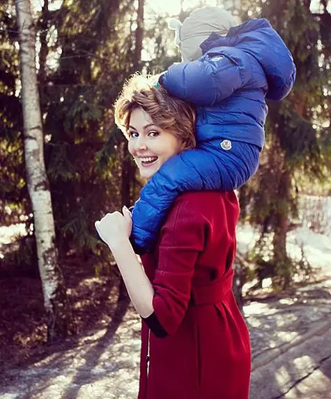 Марыя Кажэўнікава з сынам. Фота: Instagram.com.