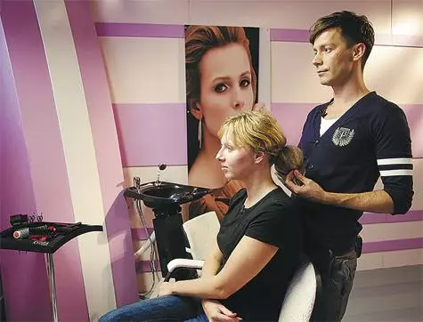 O cabeleireiro Evgeny Sedoy aconselha a seguir tendências da moda e mudar o penteado uma vez por temporada. Foto: Vladimir Chistyakov.