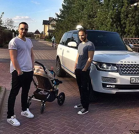 Viime syksyllä, Alexey Chadov ja Agnia Dittkovskite kastettiin poikaansa. Godfather oli näyttelijä Andrein ja perheen lääkärin Svetlana. Kuva: Instagram.com/alexeychadov.