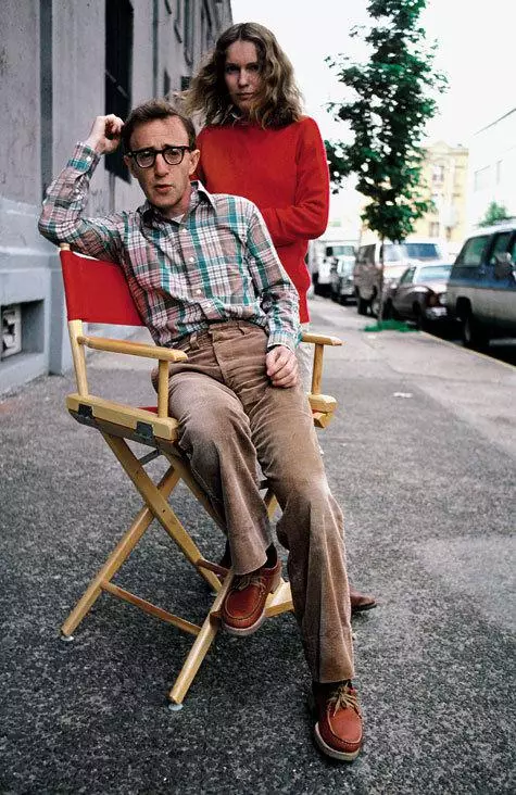 ກັບ Mia Farrow Woody Woody Allen ມີຊີວິດຢູ່ສິບສອງປີ, ແລະຫຼັງຈາກນັ້ນໄດ້ແຕ່ງງານກັບລູກສາວລ້ຽງຂອງນາງ.