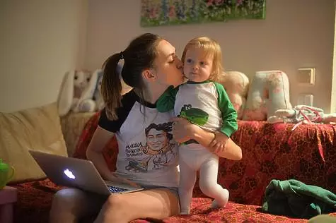 Maria Adoevtseva avec sa fille Liza. Photo fournie par une agence de presse CBAGENCE.