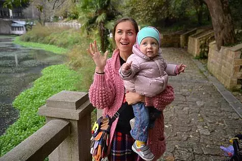 Maria Adoevtseva con sua figlia Liza. Foto fornita da un'agenzia di stampa cbaagency.