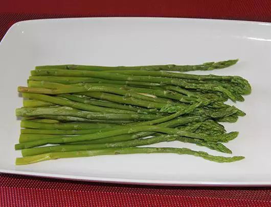 সবুজ স্প্রিং Asparagus রান্না