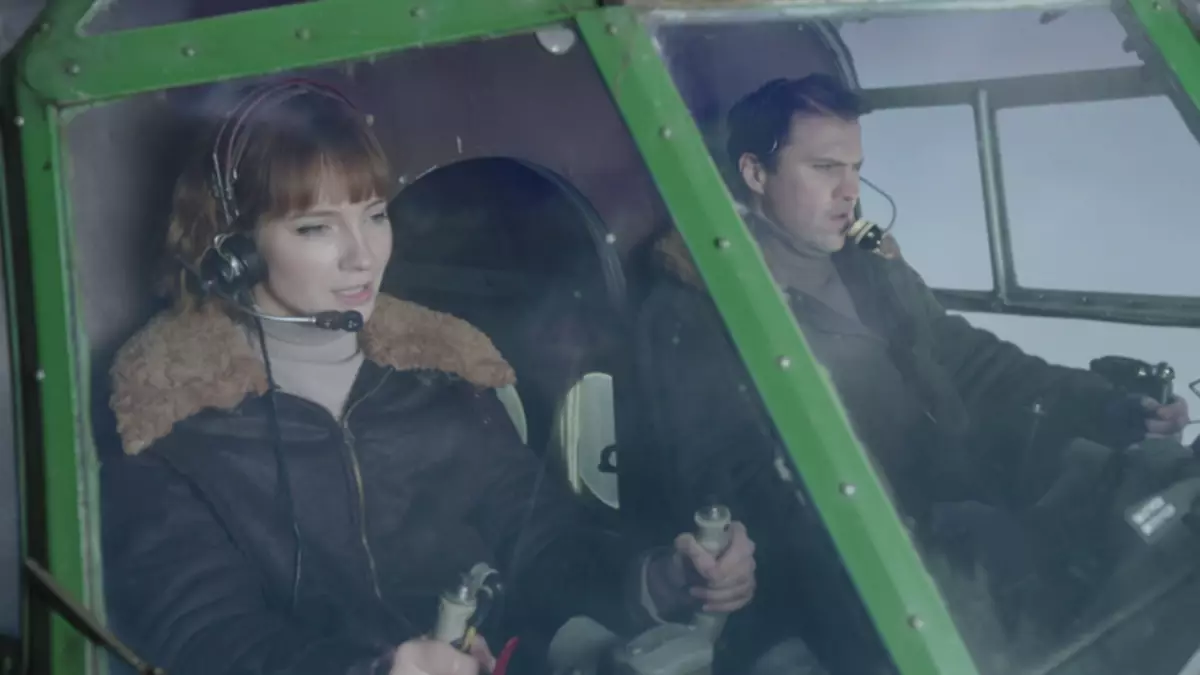 Dina sakumpulan aktris Maria Lugovoy kedah ngapung dina pesawat nyata