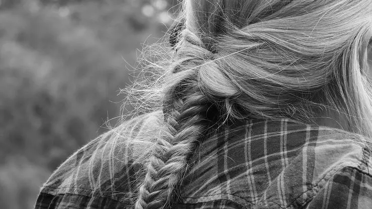 Ang naandan nga braid mahimong mausab ngadto sa orihinal nga estilo sa buhok.