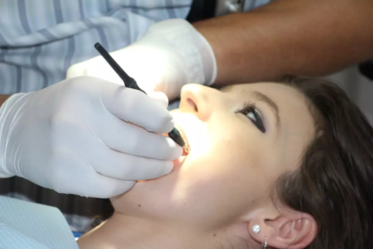 A profissão do dentista nos primeiros três do trabalho emocionalmente pesado