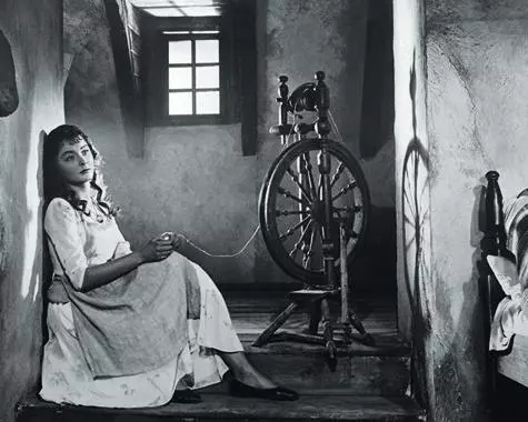 Anastasia ढाँसिनेका चलचित्रहरूमा आफ्नो पहिलो भूमिका जस्तो देखिदैन। उनले सोह्र वर्षको तर्फ भागिन् र उनले आफूले गरिरहेको सबै कुरा बुझिन। उनले भर्खरै निर्देशकका सबै निर्देशनहरू पूर्ण रूपमा पूरा गर्न खोजिन्। थप रूपमा, अभिनेत्री नजिक छैन र छवि आफैमा रोमान्टिक एसोसिएसन हो