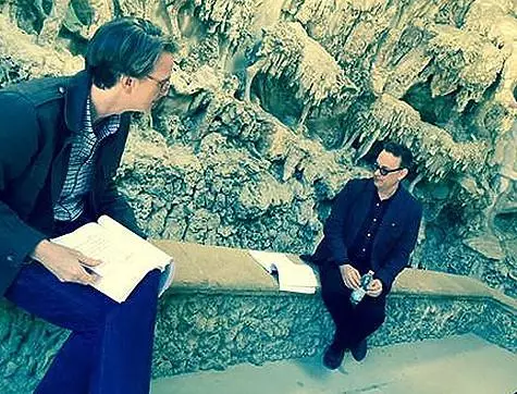 Latihan adegan dari filem masa depan bermula pada pertengahan April. Tom Hanks bersama dengan pengarang senario David Kepp di Grotto Buotalenti di Florence. Foto: Twitter.com/@realronhoward.