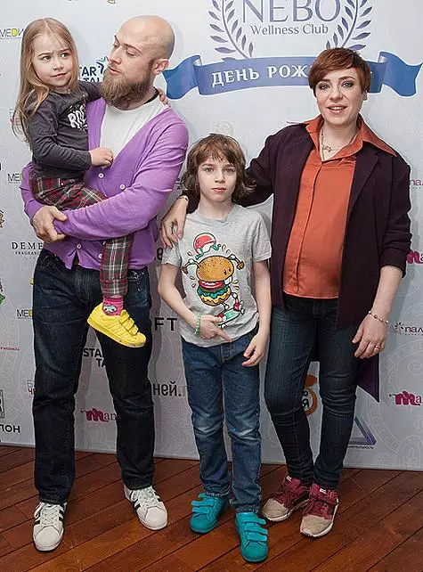 Tutta Larsen with his family. .