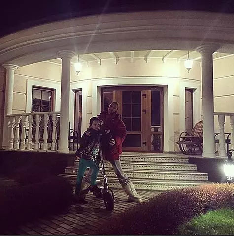 Późnym wieczorem Nastya i Arisha poszli na wioskę na skuterach. Zdjęcie: instagram.com/volochkova_art.