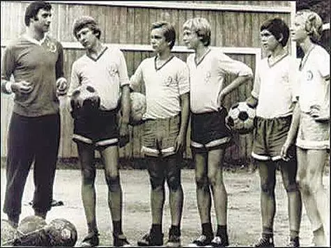 Anatoly Fedorovichは、例えばAlexey Mikhailichenko（3番目の右）のための、多くの有名なサッカー選手の最初のコーチになりました。