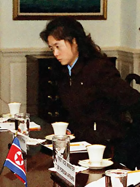 ที่จะอยู่ใกล้กับผู้นำของ DPRK Kim Jong IR คิมโอ๊คขว้างอาชีพของนักเปียโนและรอยี่สิบปี