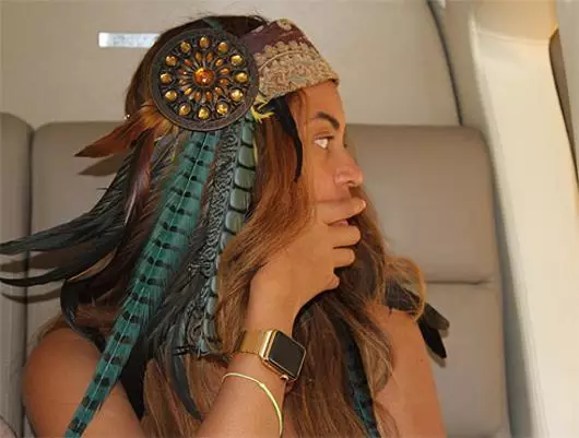 Beyonce alionyesha bangili ya dhahabu kwa Apple Watch.