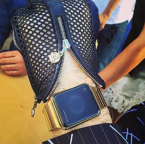 ساعة ذهبية أبل ووتش تشارلز لاجيرفيلد. الصورة: Instagram.com/bentoub.