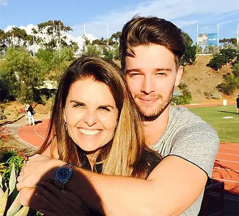 Patrick Schwarzenegger med sin mor Maria Shriver. Foto: Instagram.com.