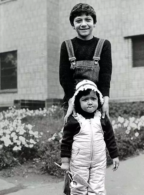 Бага насны хүүхэд, Николай бяцхан эгч дээрээ хүрч, тэр гоо сайхны нэг стандартад тохиромжгүй гэж маргаж байв. Фото: Ксения Чилигиговын хувийн архив.