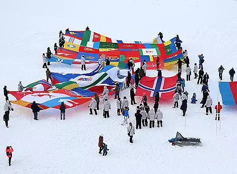Els membres de l'expedició van llançar les banderes gegants de Rússia i Noruega, així com les banderes de totes les entitats constituents de la Federació de Rússia amb una superfície total de més de 2000 metres quadrats.