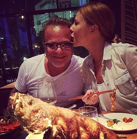 Natalia Podolskaya yishimira resept ya Mama na bashiki bacu. Ifoto: Instagram.com.