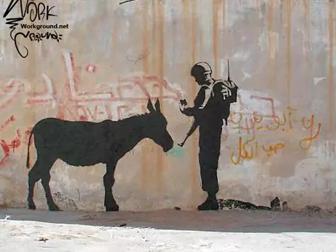 ونگ دیوار پر graffiti.