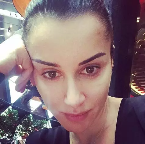 Tina Kandelaki gan makeup. Grianghraf: Instagram.com.