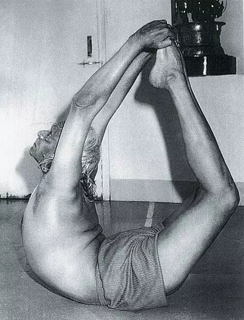 1966'da, Yoga'daki Ayengar Işığı Kitabı, uluslararası bir en çok satan yapıldı. Yoga İncil denir. Fotoğraf Yoga Practika, EastNews için yapılır.