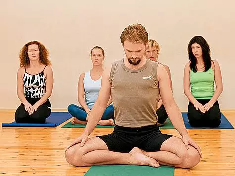 Yogada yeniyseniz, tanıtım kursuna gitmeniz gerekir. Eğitmen, özün ve Yoga Aengar'ın yöntemini ve yöntemini ayrıntılı olarak açıklayacaktır. Fotoğraf Yoga Practika, EastNews için yapılır.