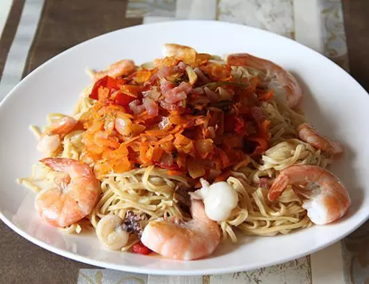 Pâtes de fruits de mer sous la marinade de légumes