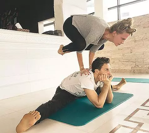 Наталија Чистакова-Јонов со Александар е ангажирана во ароична јога, удирајќи ги своите навивачи со вршење на комплексни Асан, поточни на акробатски трикови. Фото: Instagram.com.