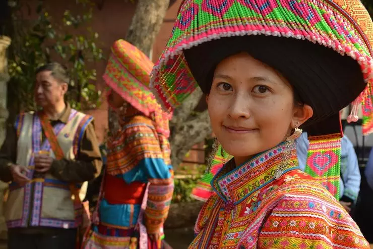 Les habitants sont habillés en costumes traditionnels