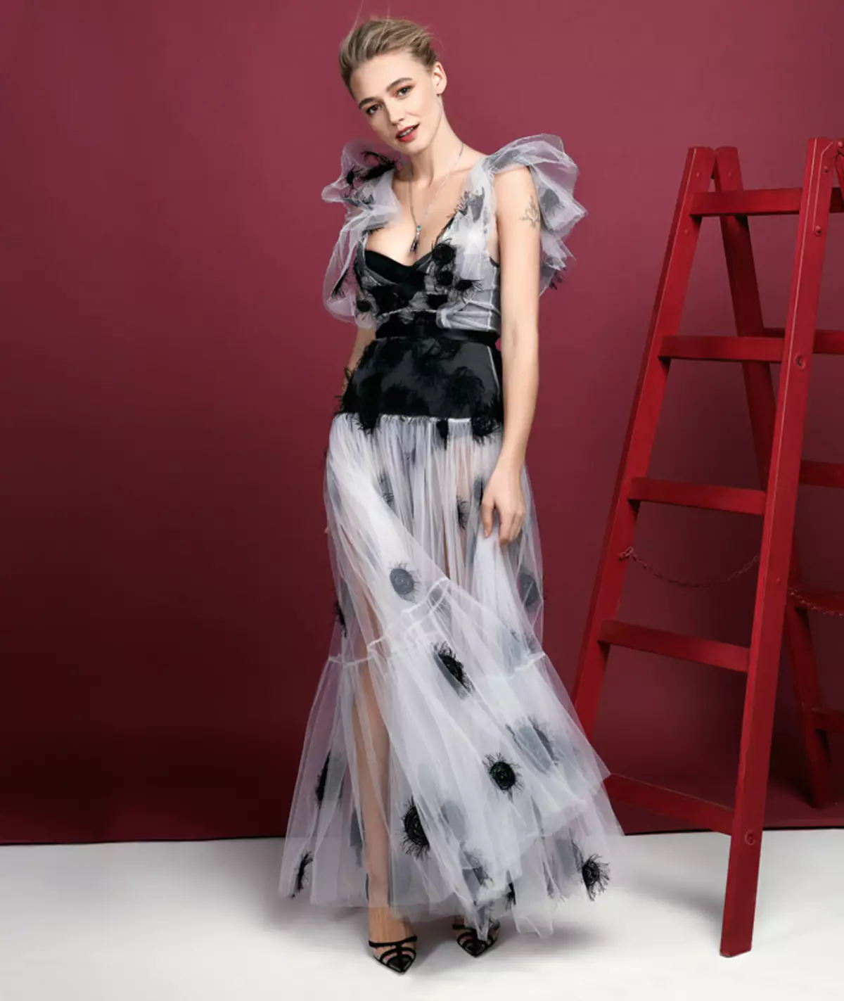 שמלה, Yanina Couture; נעליים, מנולו בלניק; שרשרת, שרשראות
