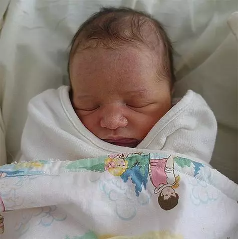 Mila Yovovich đã chia sẻ một ảnh chụp nhanh của con gái sơ sinh Deshiel Idan. Ảnh: Instagram.com/millajovovich.