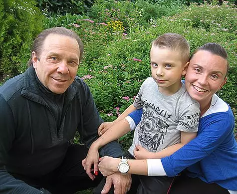 Vladimir Ninatov และภรรยาของเขาเอลิซาเบ ธ และลูกชายของเขา .