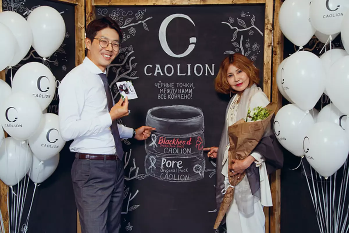 Vid presentationen i Moskva, presidenten för företaget om Chan Rock åt en av Caolion Creams (med skaparen och ideologen av varumärket - Fru Chin Yen Zhu)
