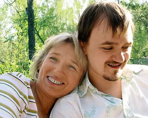 Sergey tem um filho adulto Alexey, jornalista. Na foto, ele e a mãe. Foto: Arquivo pessoal de Anna e Sergey Litvinov.