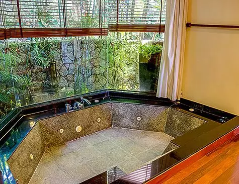 Namas turi keturis vonios kambarius. Tai yra vienas iš jų. Foto: Bizphuket Company - išskirtinis atstovas už Villa Grigory Lepsa (Phuket, Tailandas), Bizphuket.net pardavimo.