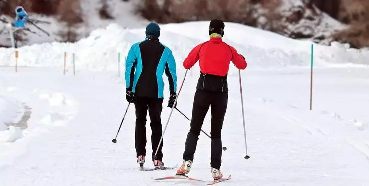 Sie können Ski am Mietpunkt mieten