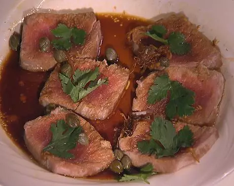 Tuna ქვეშ ცხარე სოუსით. .