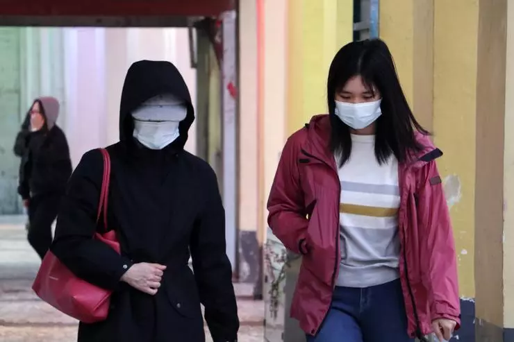 Mulți specialiști din China cred că lipsa cerințelor carantinei purtarea măștilor de către cetățeni și a cauzat astfel de scări imense de infecție cu infecția cu coronavirus în Europa și în Statele Unite