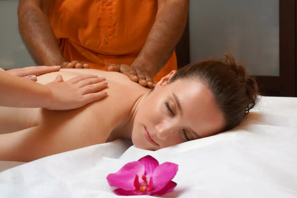 Indian Ayurvedic massage is performed synchronously in four hands