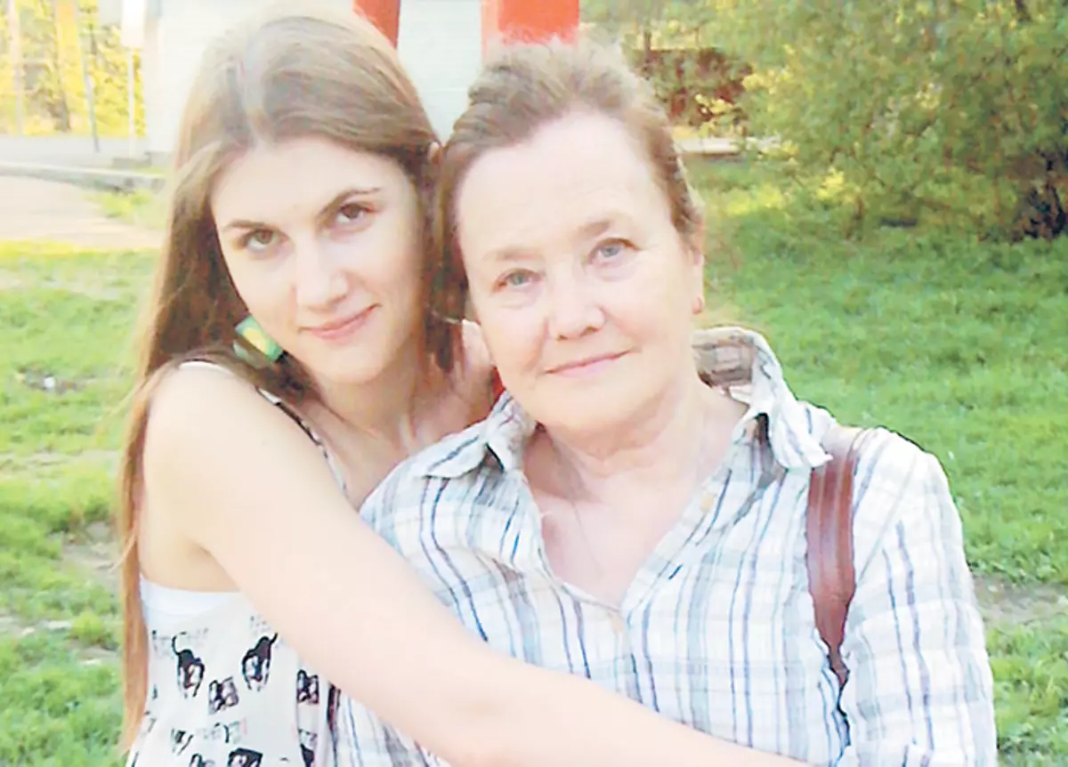 Legendárna babička Marianana - umelec ľudí RSFSR Jeanne Prokhorenko vždy podporil svoju vnučku a veril v nej