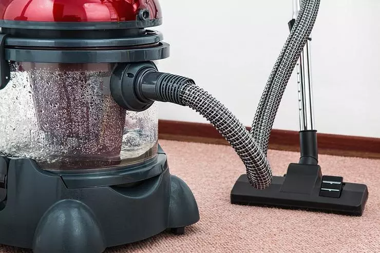 Asystent będzie czyszczeniem odkurzacza robota