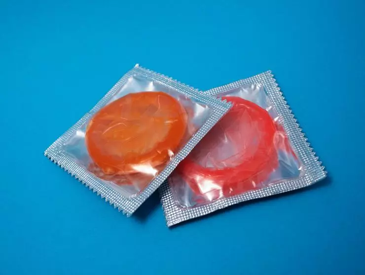 Tansah sawetara kondom ing tas tangan