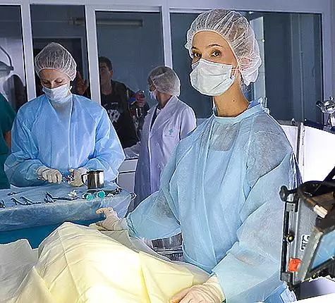 Dans la série télévisée «Test de grossesse», Svetlana Ivanova a joué un gynécologue obstétricien. .
