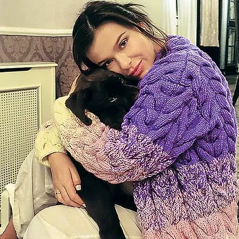 Elena Temnikov og Puppy Nickled Misha. Foto: Instagram.com.