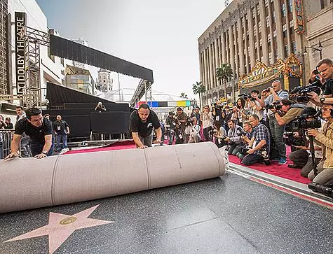 Prije zadržavanja staze, zaposlenici filmske akademije pažljivo ispituju svaki centimetar Hollywood Boulevard i zatvorite sve lisice na pločniku. Fotografija: AP slike.