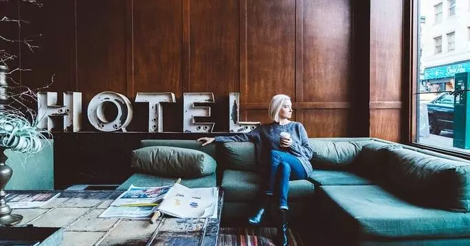 Geheimen van hotelnummers die de receptioniste niet vertellen