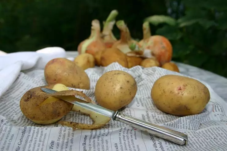 לחתוך תפוחי אדמה על חתיכות